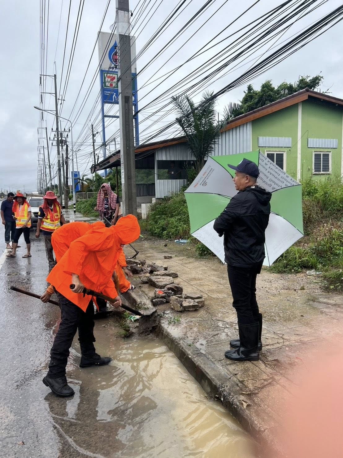 ลงพื้นที่ตรวจสอบ ดำเนินการขุดลอกและกำจัดขยะที่ปิดกั้นช่องระบายน้ำ
